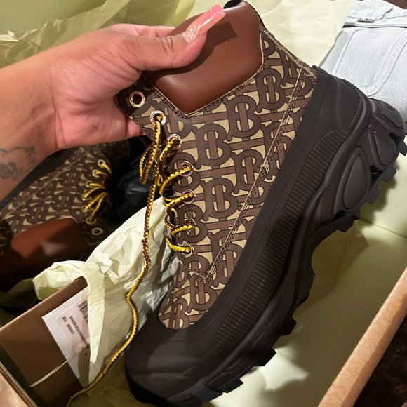 NWT men’s Burberry boots - Picture 7 of 9